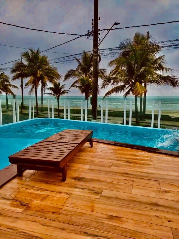 Mongagua Com Vista Para O Mar Pe Na Areia Exterior photo